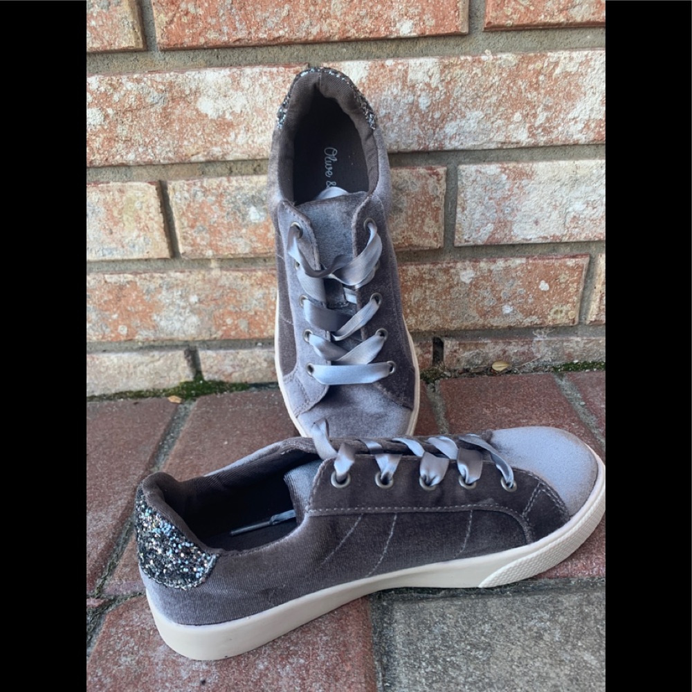 Olive & Edie Silver Gray Sneaker Shoe Youth Kid Girl's Sz 3 NEW dsw $49 Glitter